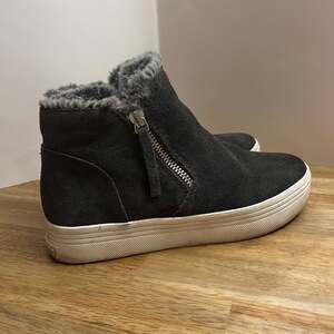 Dolce Vita Shoes Women 8.5-9 Measures 10”) Wess Low Wedge Bootie Sneakers Gray L